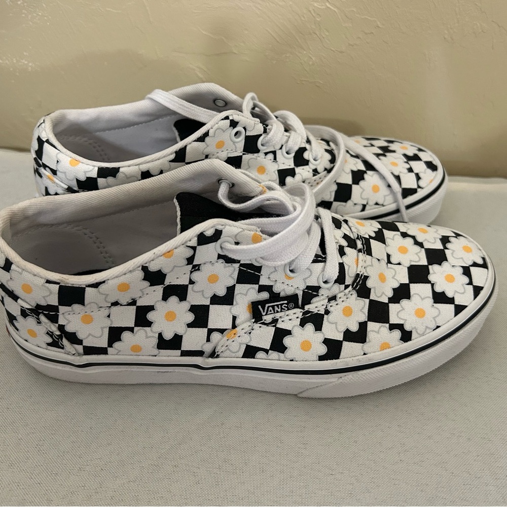 Vans daisy print sneakers never worn girls size 3